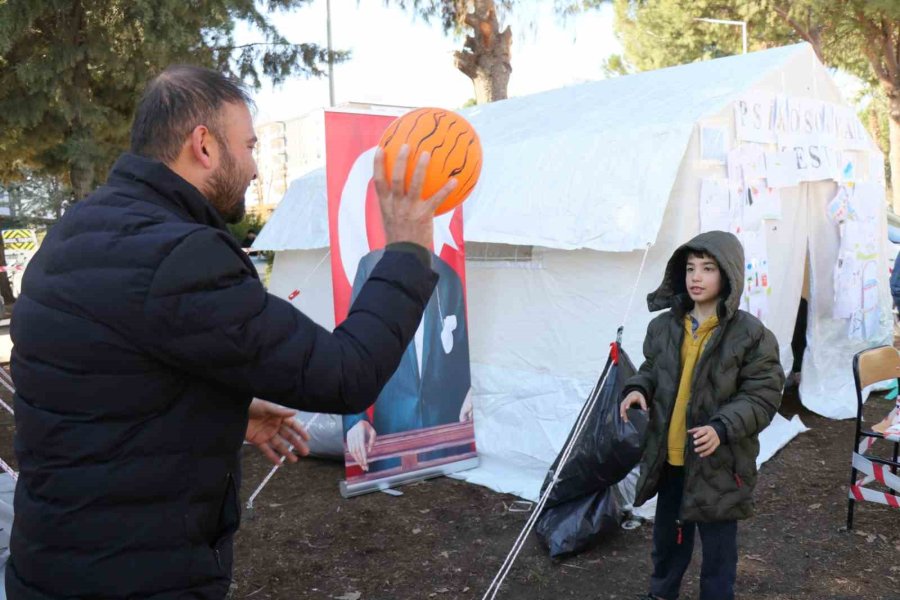 Depremzede Çocukların Acılarını Hafifleten Gülümsemesi