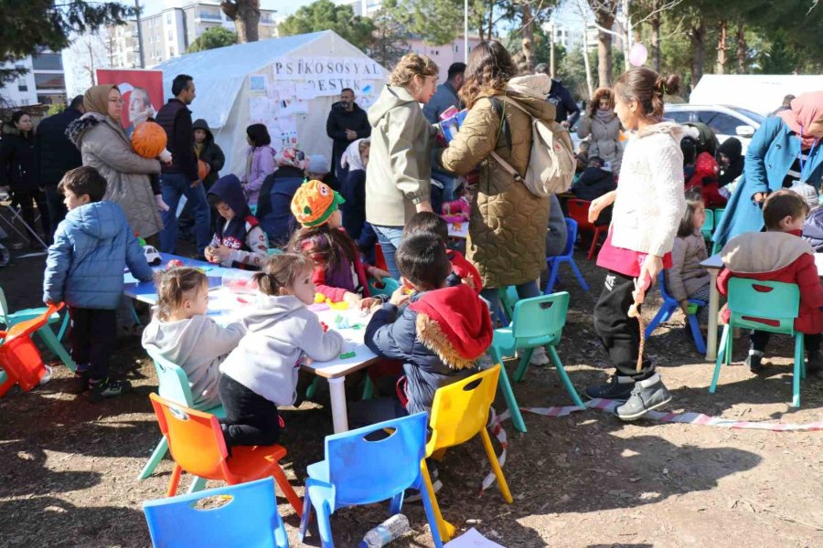 Depremzede Çocukların Acılarını Hafifleten Gülümsemesi