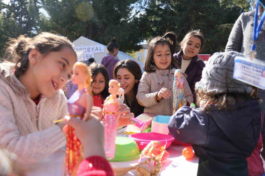 Depremzede Çocukların Acılarını Hafifleten Gülümsemesi