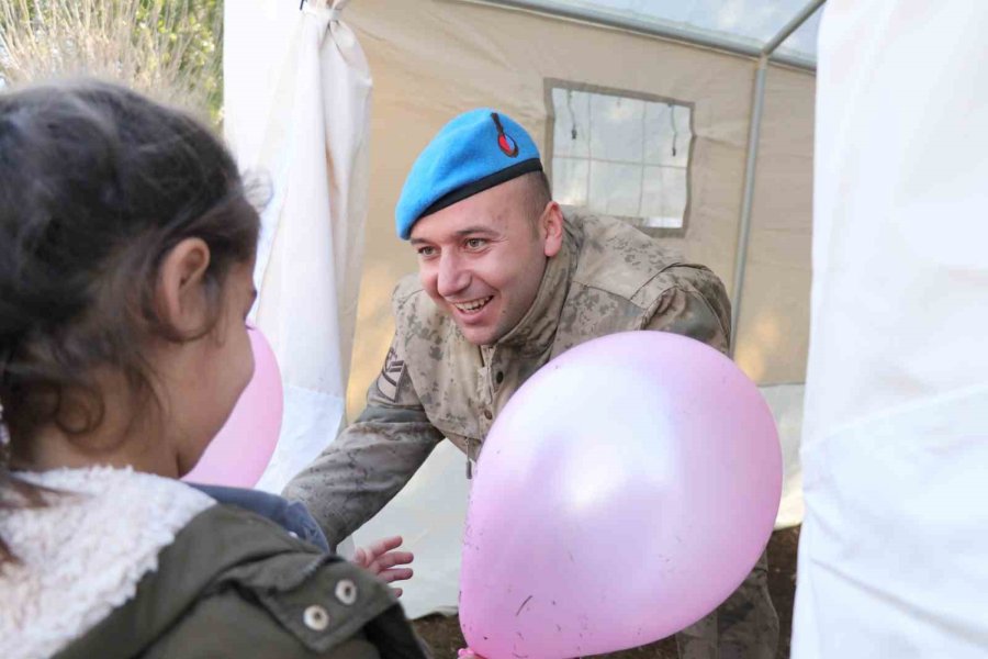 Depremzede Çocukların Acılarını Hafifleten Gülümsemesi