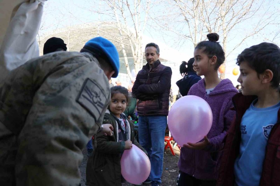 Depremzede Çocukların Acılarını Hafifleten Gülümsemesi