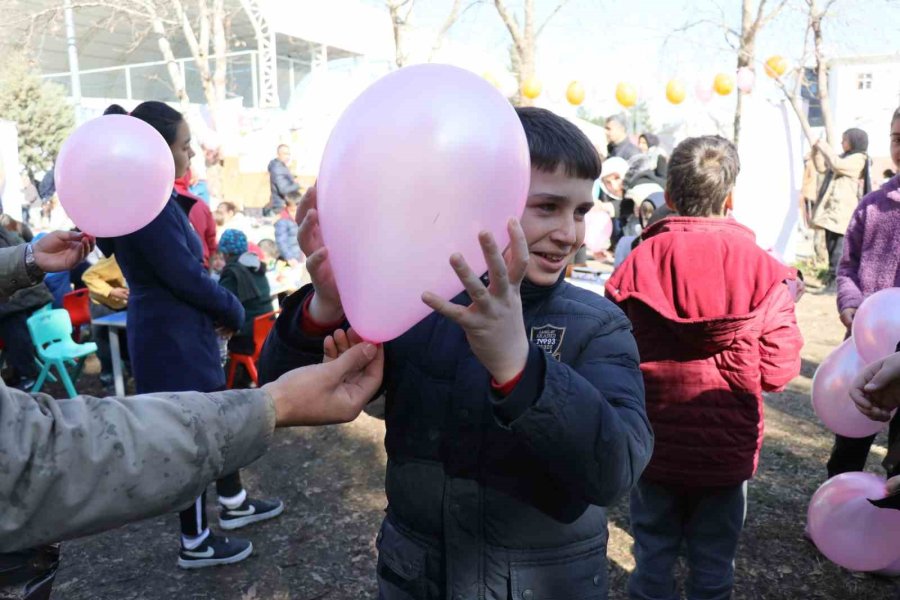 Depremzede Çocukların Acılarını Hafifleten Gülümsemesi