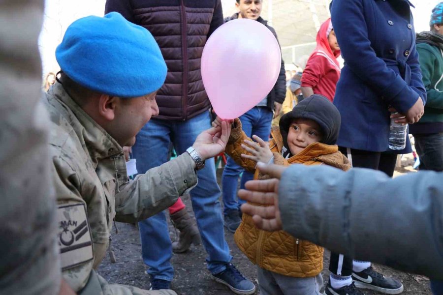 Depremzede Çocukların Acılarını Hafifleten Gülümsemesi