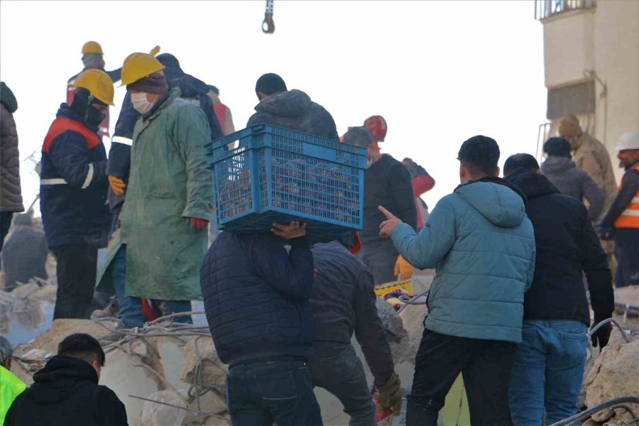 Diyarbakır’da Arama Ve Kurtarma Ekipleri Gıda İhtiyaçlarını Enkaz Başında Gideriyor