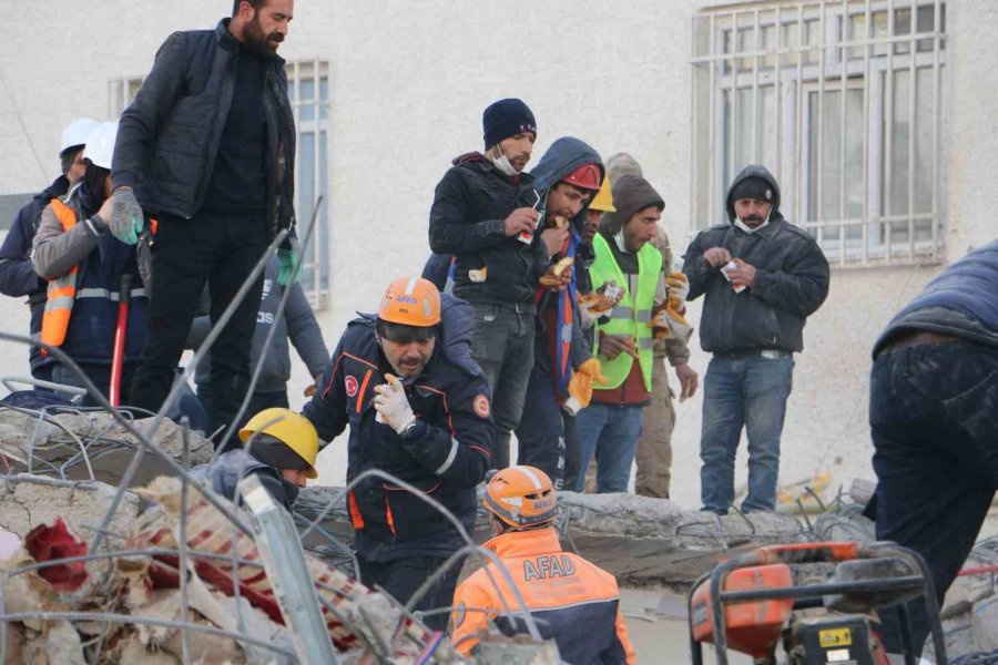 Diyarbakır’da Arama Ve Kurtarma Ekipleri Gıda İhtiyaçlarını Enkaz Başında Gideriyor