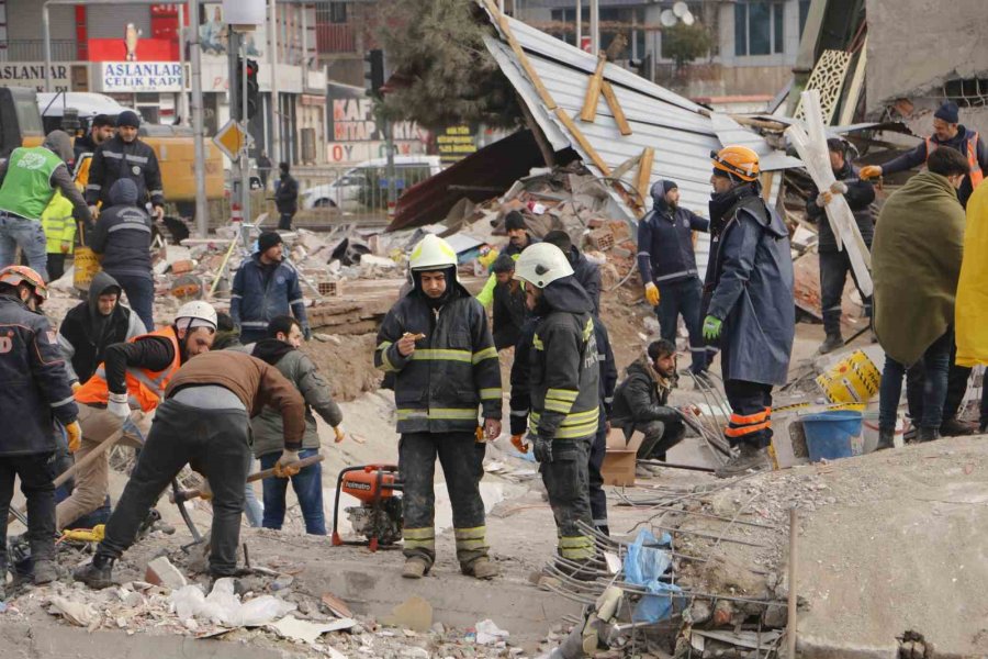 Diyarbakır’da Arama Ve Kurtarma Ekipleri Gıda İhtiyaçlarını Enkaz Başında Gideriyor