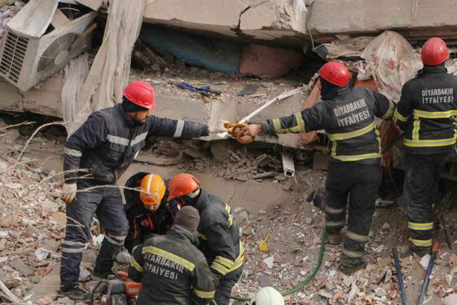 Diyarbakır’da Arama Ve Kurtarma Ekipleri Gıda İhtiyaçlarını Enkaz Başında Gideriyor