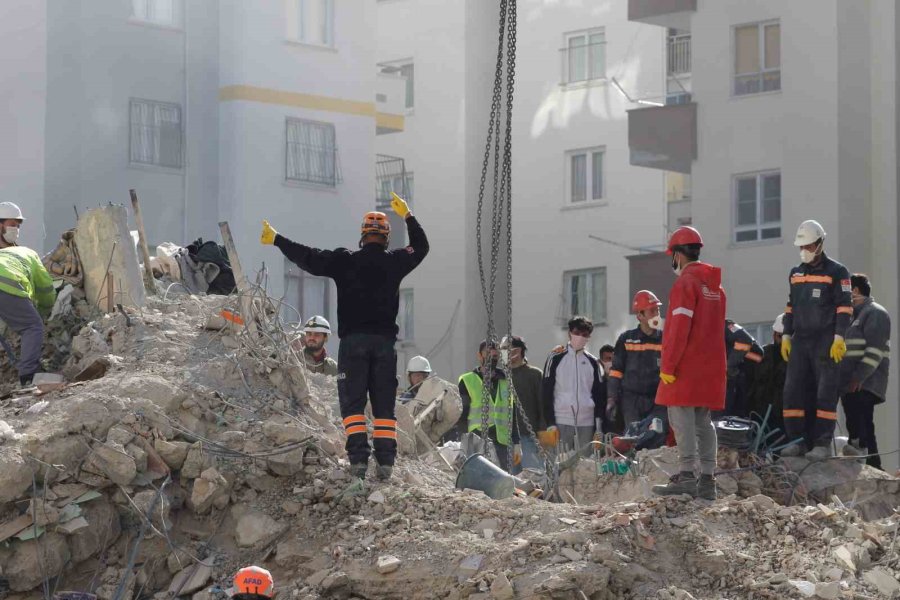 Adana’da Alpargün Apartmanı’nda Arama Kurtarma Çalışması Sürüyor