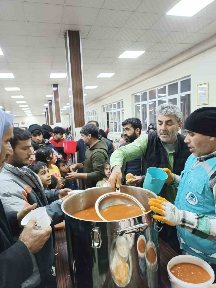 Eyyübiye’de Depremden Etkilenenlere Destekler Sürüyor