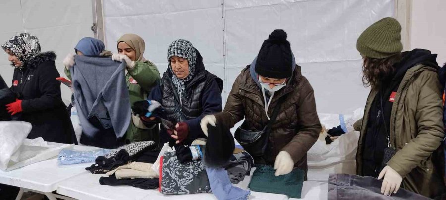 Fatih’te Deprem Bölgelerine Yardım Seferberliği