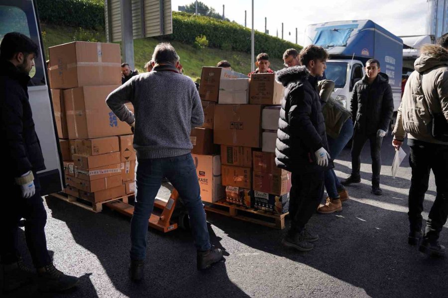 Nef Stadyumu’nda Yardım Çalışmaları Devam Ediyor