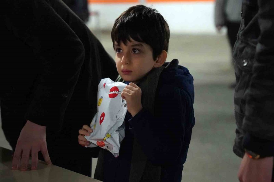 Nef Stadyumu’nda Yardım Çalışmaları Devam Ediyor