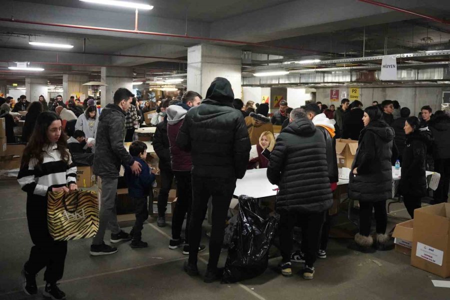 Nef Stadyumu’nda Yardım Çalışmaları Devam Ediyor