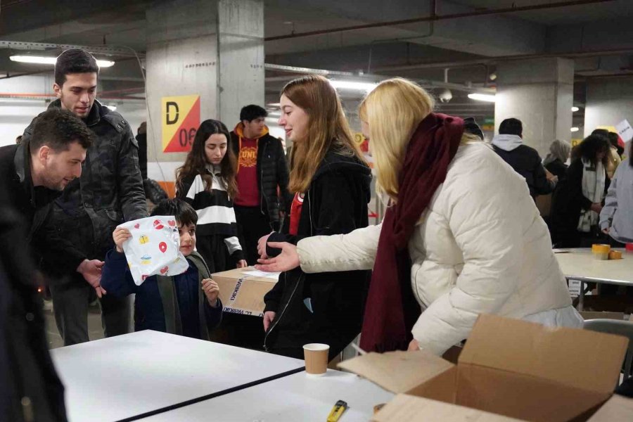 Nef Stadyumu’nda Yardım Çalışmaları Devam Ediyor