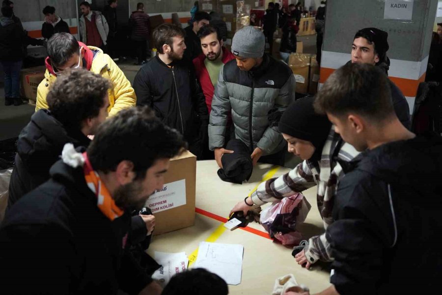 Nef Stadyumu’nda Yardım Çalışmaları Devam Ediyor