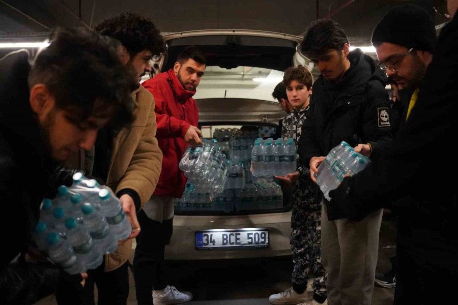 Nef Stadyumu’nda Yardım Çalışmaları Devam Ediyor