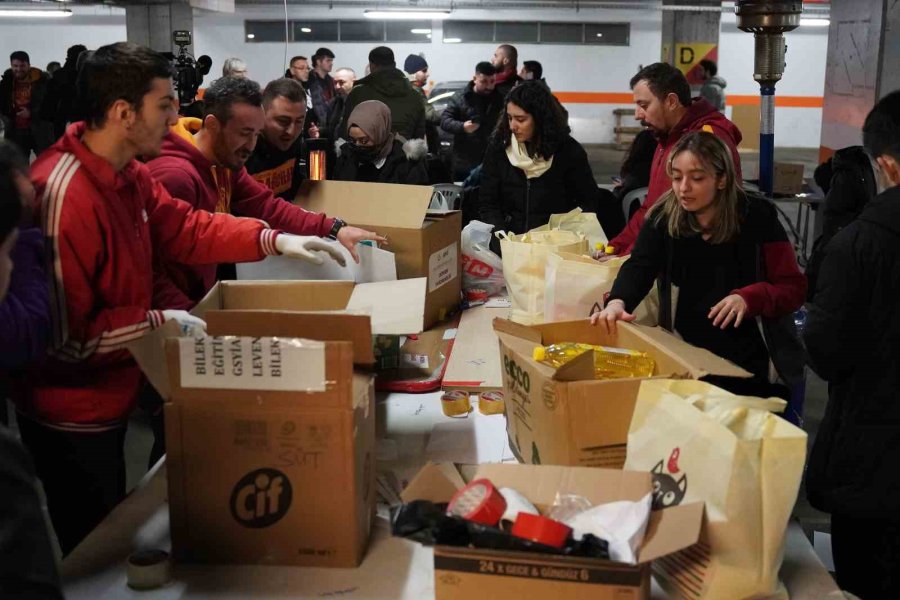 Nef Stadyumu’nda Yardım Çalışmaları Devam Ediyor