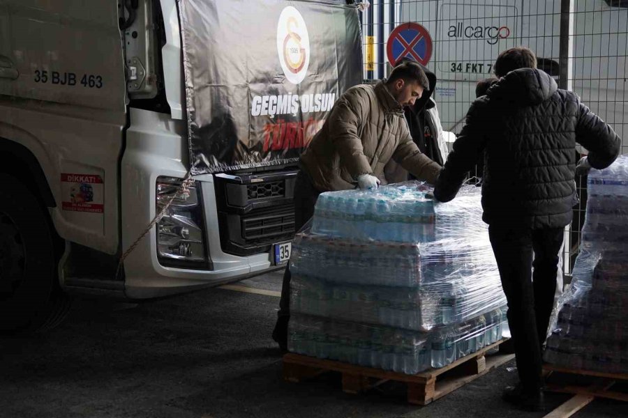 Nef Stadyumu’nda Yardım Çalışmaları Devam Ediyor