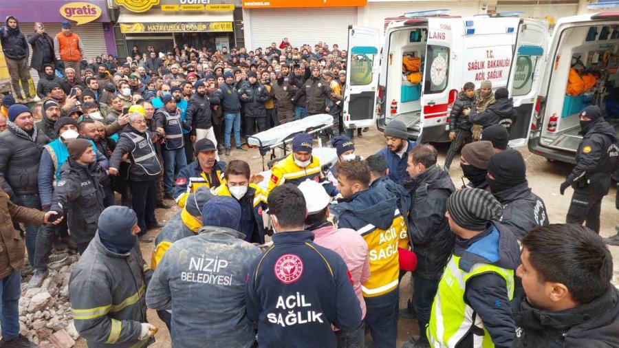 Gaziantep’de 106 Saat Sonra 3 Kişi Sağ Olarak Böyle Çıkarıldı