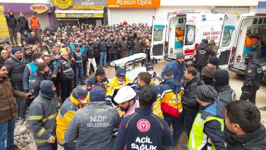 Gaziantep’de 106 Saat Sonra 3 Kişi Sağ Olarak Böyle Çıkarıldı