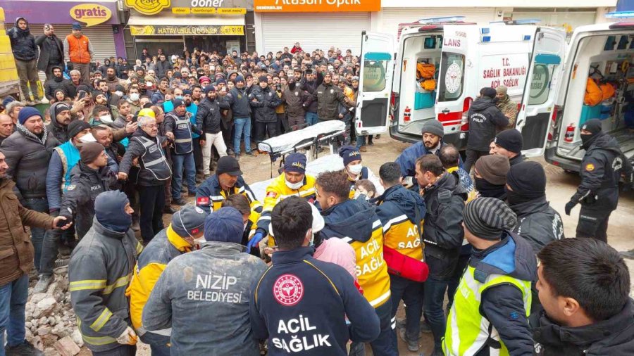 Gaziantep’de 106 Saat Sonra 3 Kişi Sağ Olarak Böyle Çıkarıldı