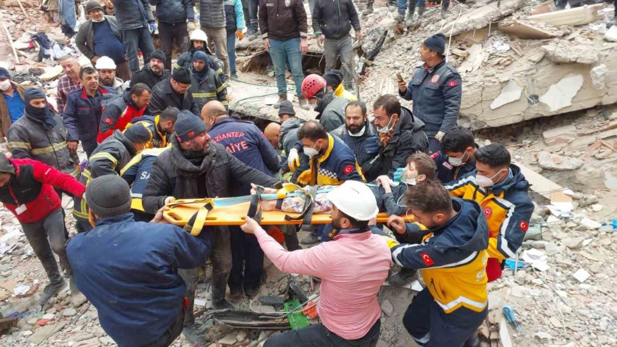 Gaziantep’de 106 Saat Sonra 3 Kişi Sağ Olarak Böyle Çıkarıldı