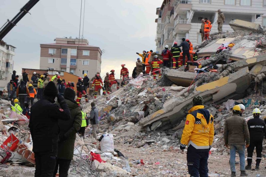 İspanyol Ekip 106 Saat Sonra 2 Çocuğu, 108 Saat Sonra Çocukların Annesini Kurtardı