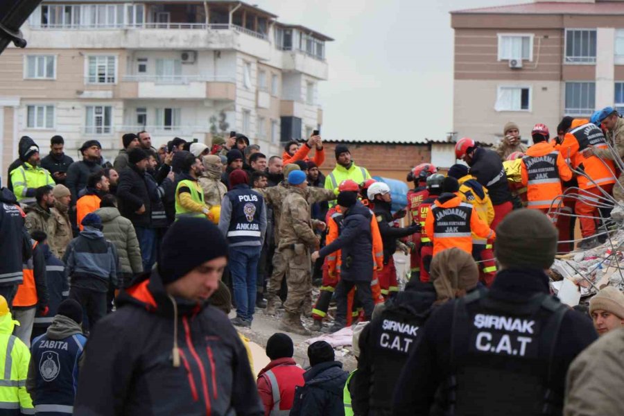 İspanyol Ekip 106 Saat Sonra 2 Çocuğu, 108 Saat Sonra Çocukların Annesini Kurtardı