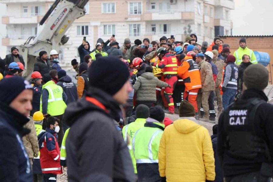 İspanyol Ekip 106 Saat Sonra 2 Çocuğu, 108 Saat Sonra Çocukların Annesini Kurtardı