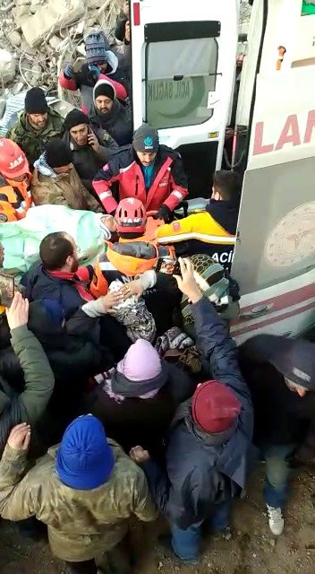 Gaziantep’te Bir Kadın Depremden 99 Saat Sonra Enkazdan Sağ Olarak Çıkartıldı