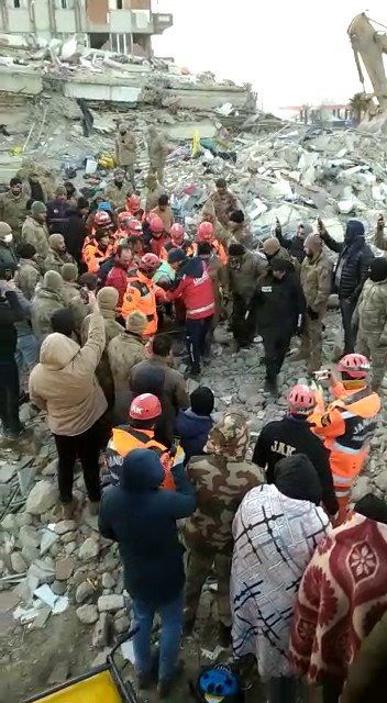 Gaziantep’te Bir Kadın Depremden 99 Saat Sonra Enkazdan Sağ Olarak Çıkartıldı