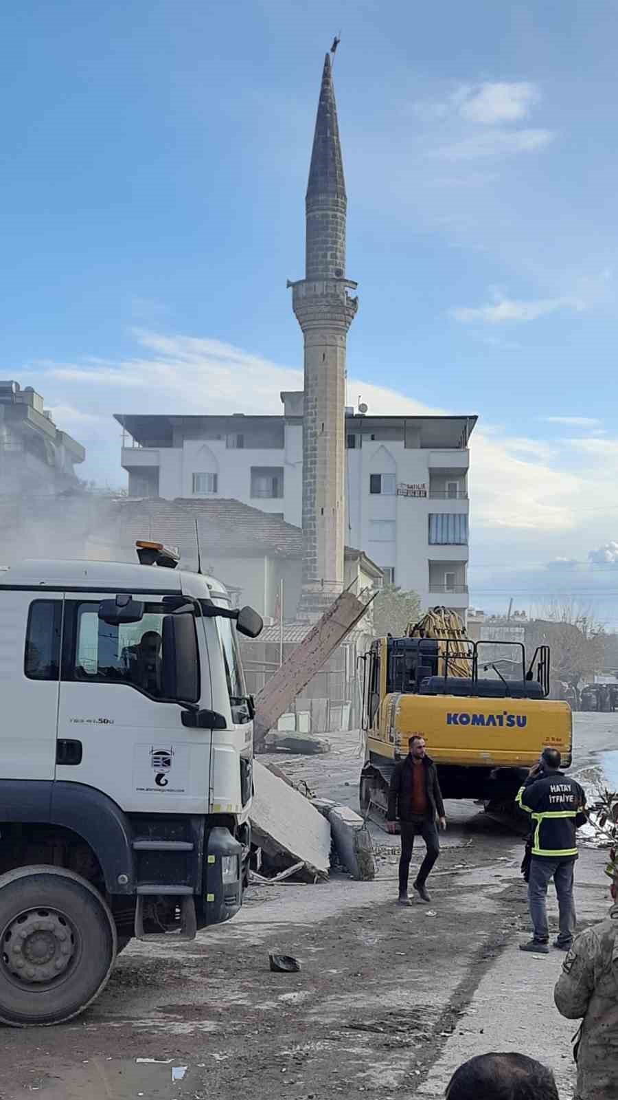 Depremde Hasar Gören Ve Tehlike Arz Eden Minare Ekipler Tarafından Yıkıldı