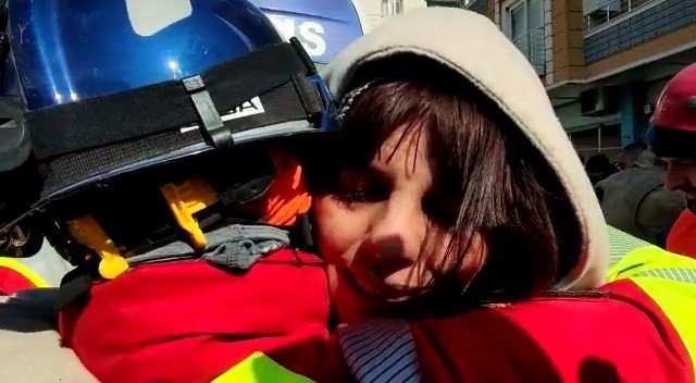 103 Saat Sonra Yakınını Kurtaran Elleri Ağlayarak Öptü: "siz Bir Meleksiniz"