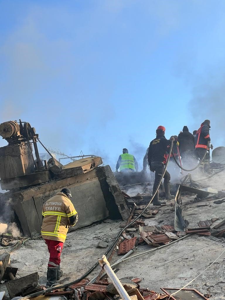 Hatay’da Enkazda Çıkan Yangın Söndürüldü