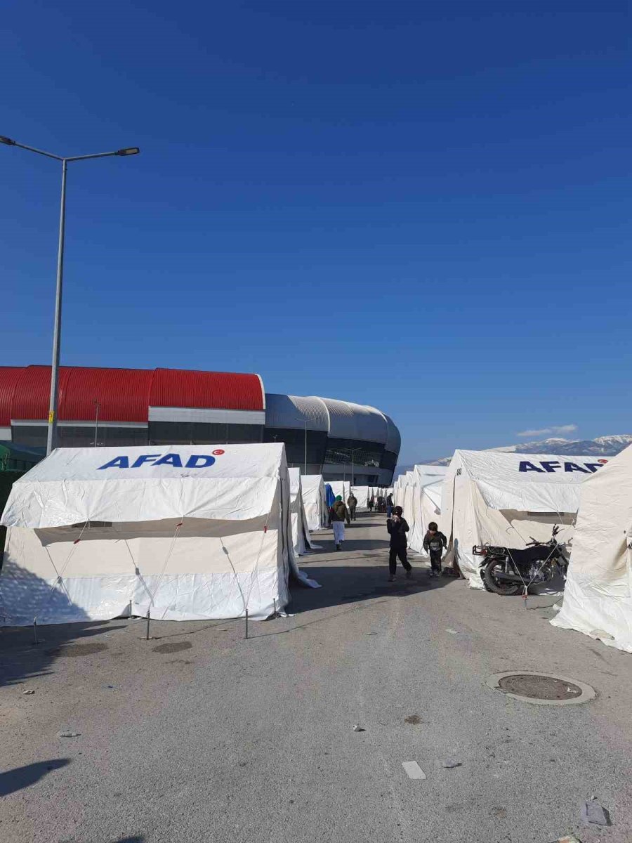 Çadır Kentte Yardımlar Depremzedelerin Yüzünü Güldürdü