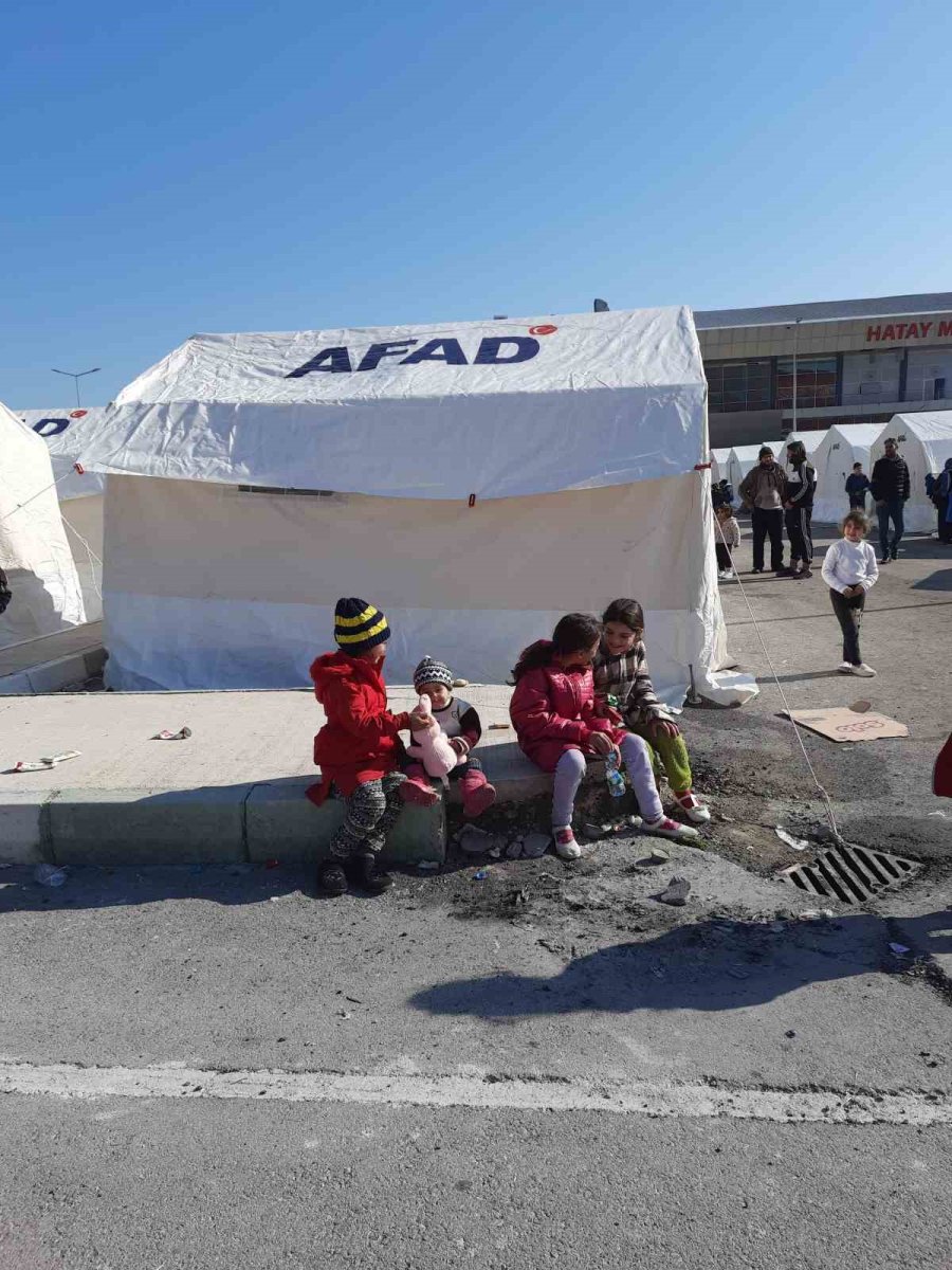 Çadır Kentte Yardımlar Depremzedelerin Yüzünü Güldürdü