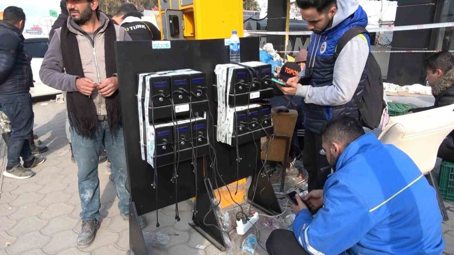 Hatay’da Depremzedeler Mobil Şarj İstasyonlarına Akın Ediyor