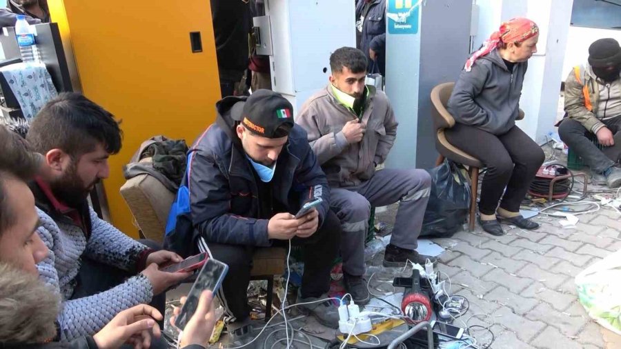 Hatay’da Depremzedeler Mobil Şarj İstasyonlarına Akın Ediyor