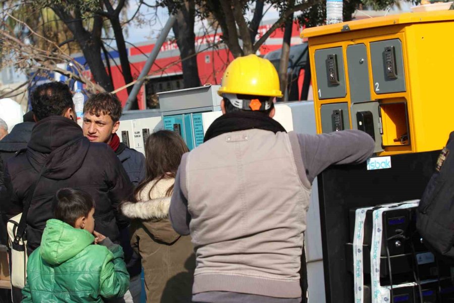 Hatay’da Depremzedeler Mobil Şarj İstasyonlarına Akın Ediyor