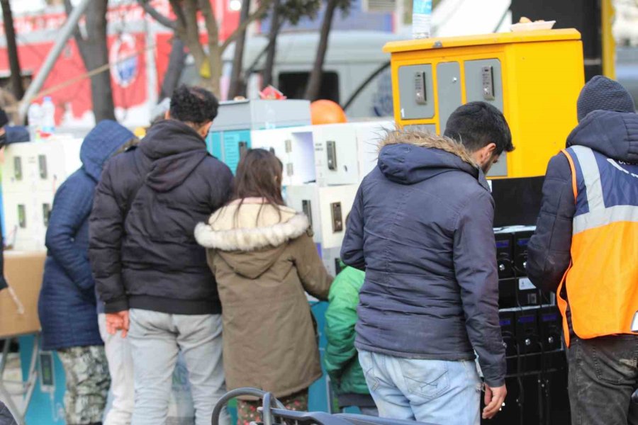 Hatay’da Depremzedeler Mobil Şarj İstasyonlarına Akın Ediyor