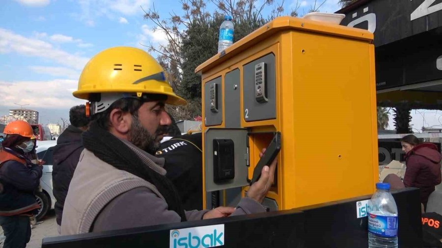 Hatay’da Depremzedeler Mobil Şarj İstasyonlarına Akın Ediyor