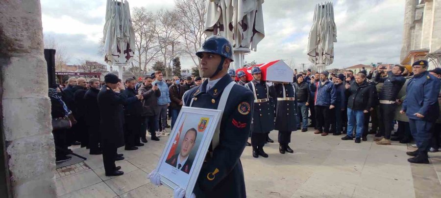 Depremde Hayatını Kaybeden Uzman Çavuş Ve Oğlu İstanbul’da Defnedildi