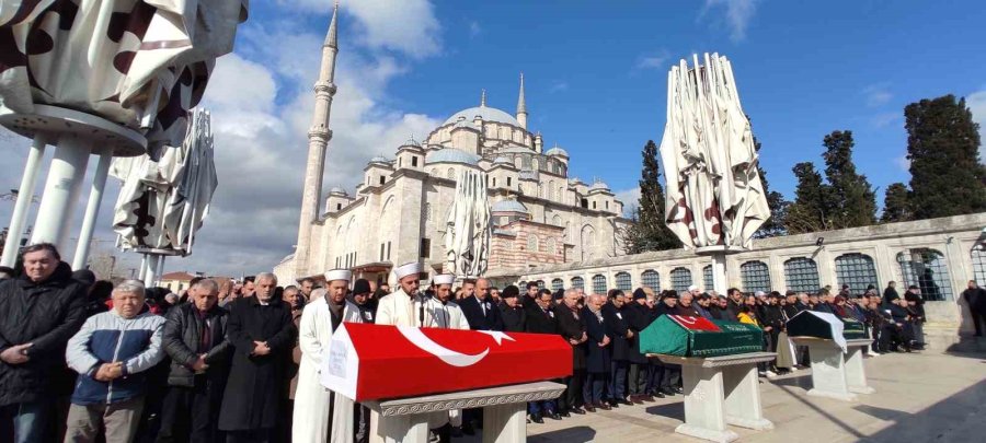 Depremde Hayatını Kaybeden Uzman Çavuş Ve Oğlu İstanbul’da Defnedildi