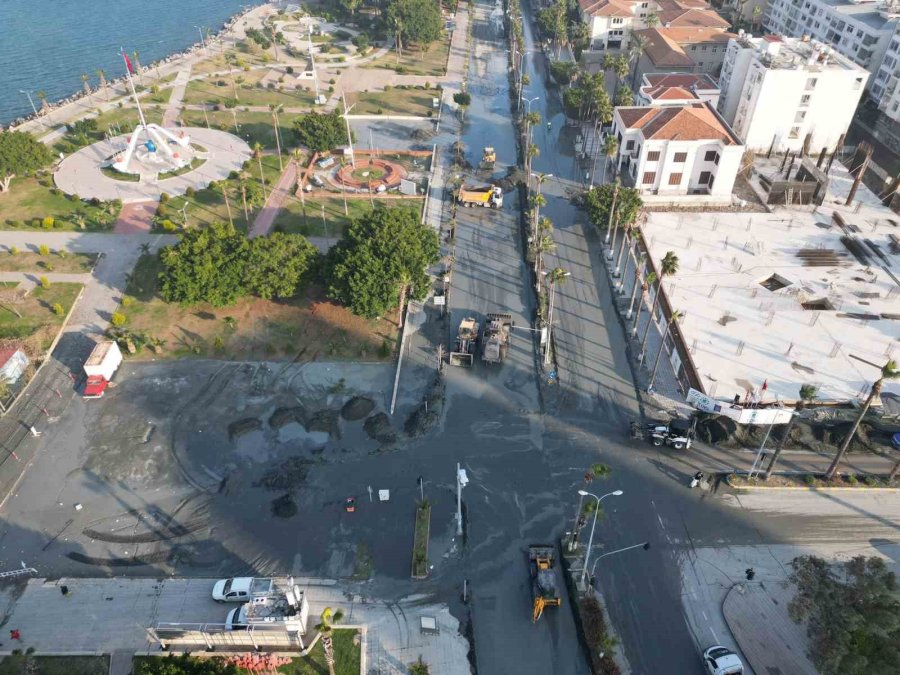 İskenderun’da Deniz Suyu Altında Kalan Sahil Kesiminde Tahliye Ve Temizlik Çalışması