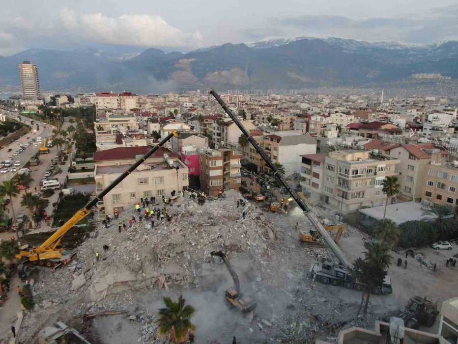 İskenderun Limanı’ndaki Yangının Soğutma Çalışmaları Karadan Ve Denizden Devam Ediyor