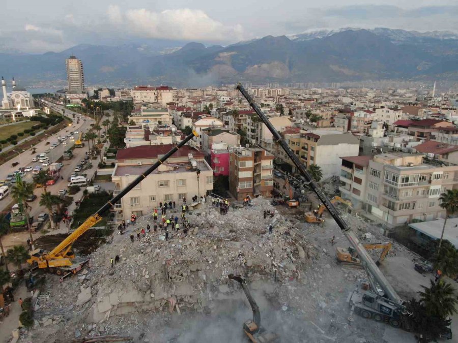 İskenderun Limanı’ndaki Yangının Soğutma Çalışmaları Karadan Ve Denizden Devam Ediyor