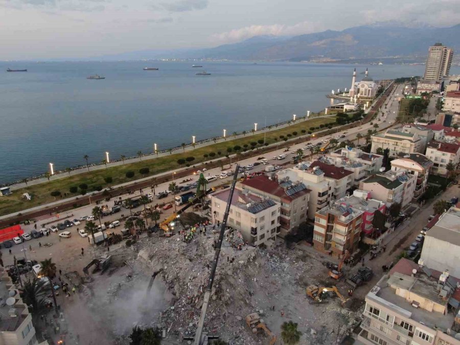 İskenderun Limanı’ndaki Yangının Soğutma Çalışmaları Karadan Ve Denizden Devam Ediyor