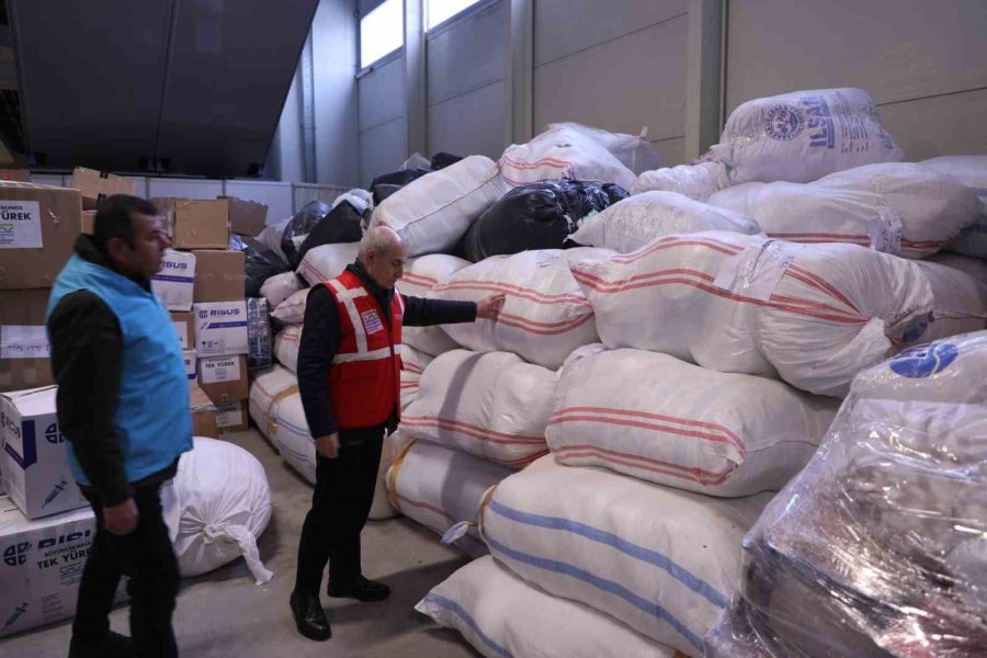 Büyükçekmece’de Vatandaşlar Depremzedeler İçin Seferberlik Halinde