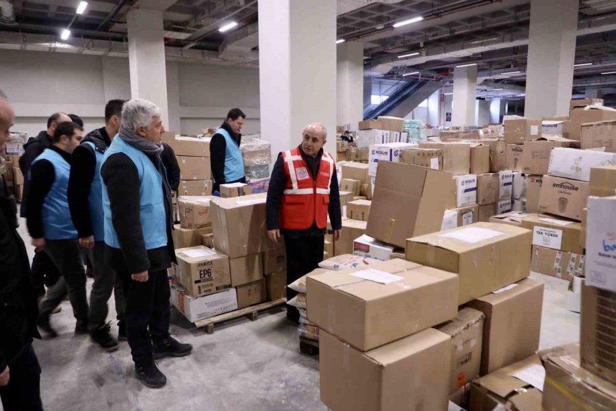 Büyükçekmece’de Vatandaşlar Depremzedeler İçin Seferberlik Halinde