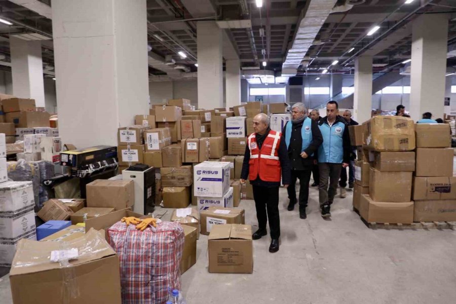 Büyükçekmece’de Vatandaşlar Depremzedeler İçin Seferberlik Halinde